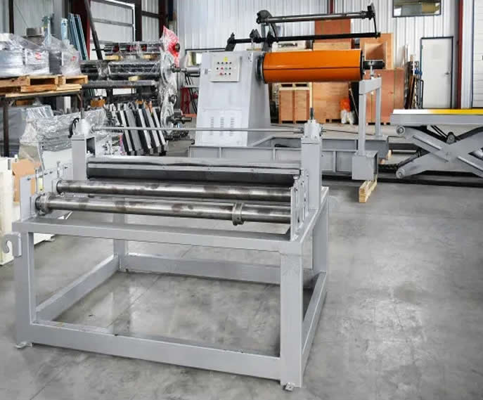 Industrial hydraulic coil decoiler for metal roofing panel production